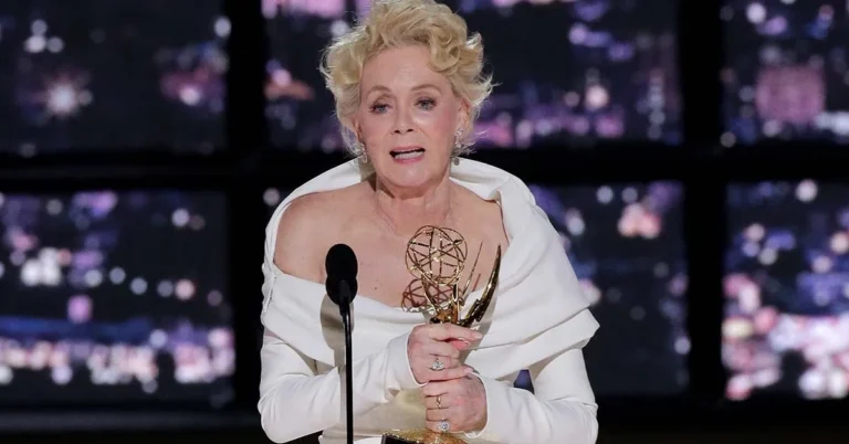 Jean Smart at an awards ceremony, representing her successful acting career and highlighting her net worth.